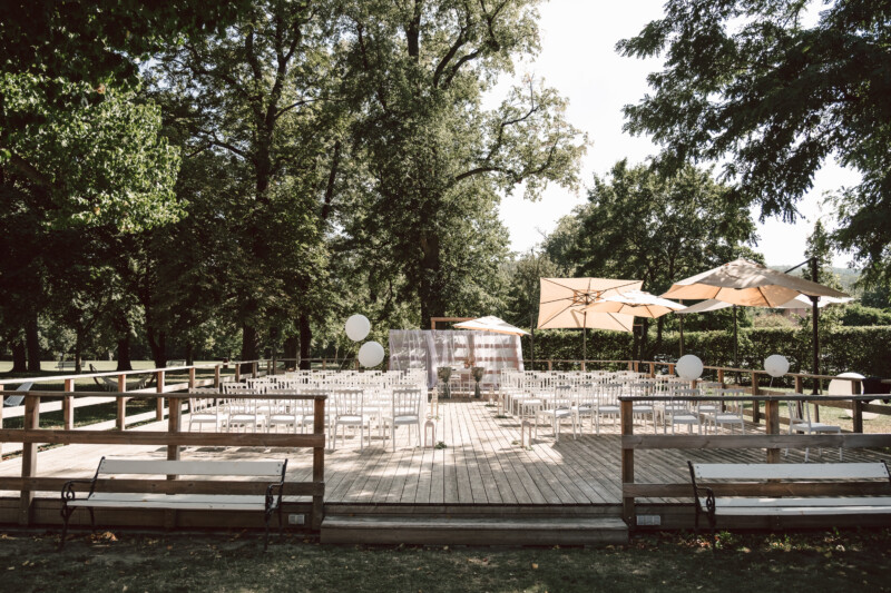 Festlicher Hochzeitsaltar bei der Orangerie – Heiraten im Freien – Europahaus Wien