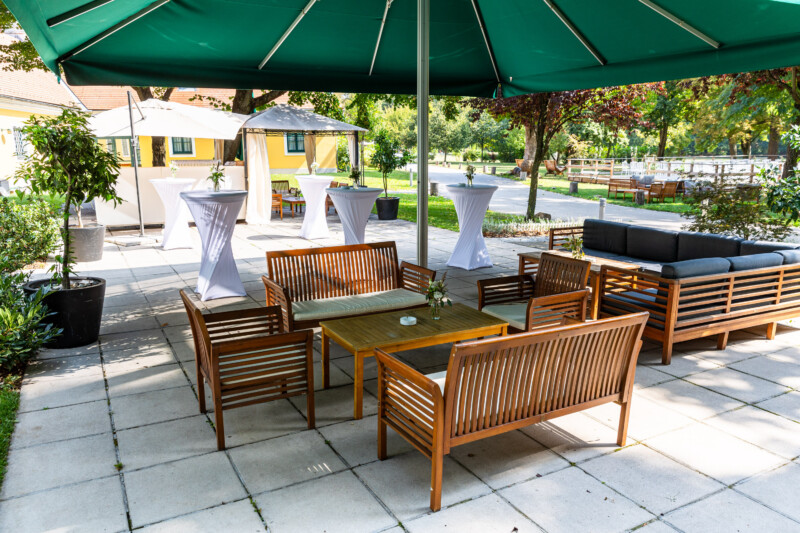 Sitzecke im Grünen vor der Orangerie – Eventlocation Vienna Wien – Europahaus Wien