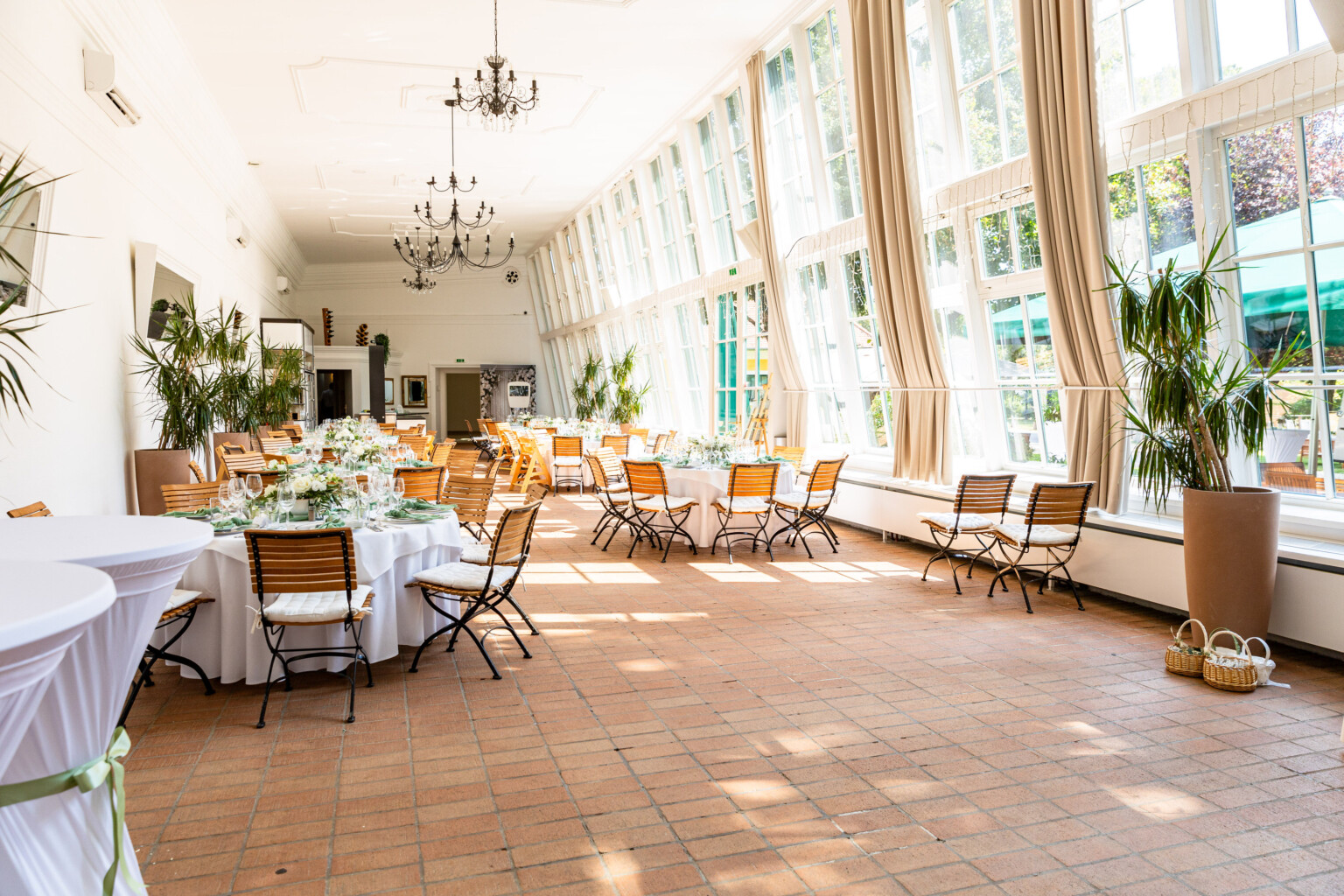 Innenansicht der Orangerie mit gedeckten Tischen – Europahaus Wien