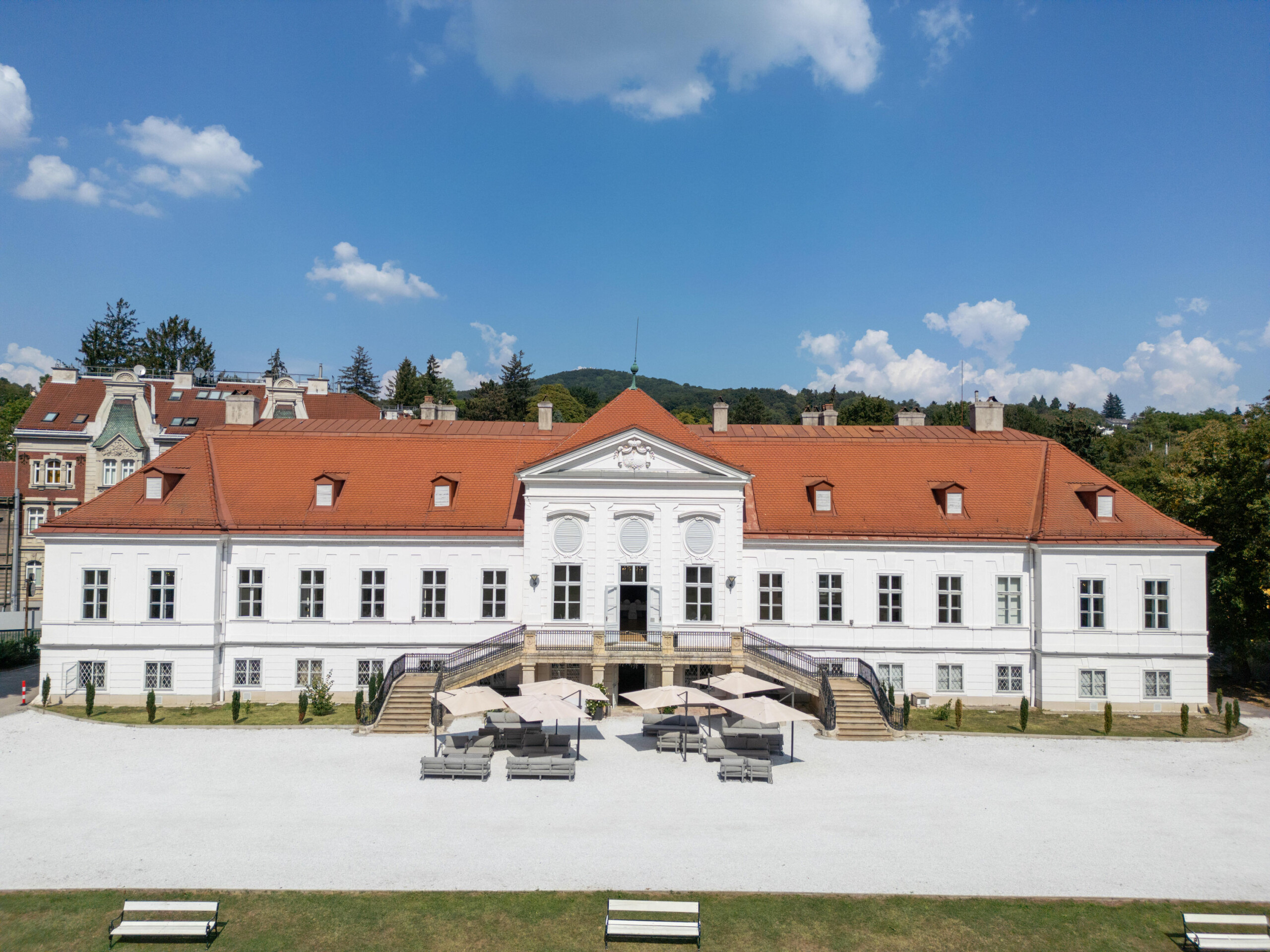 Europahaus Wien Schloss-Miller-Aichholz von oben vorne