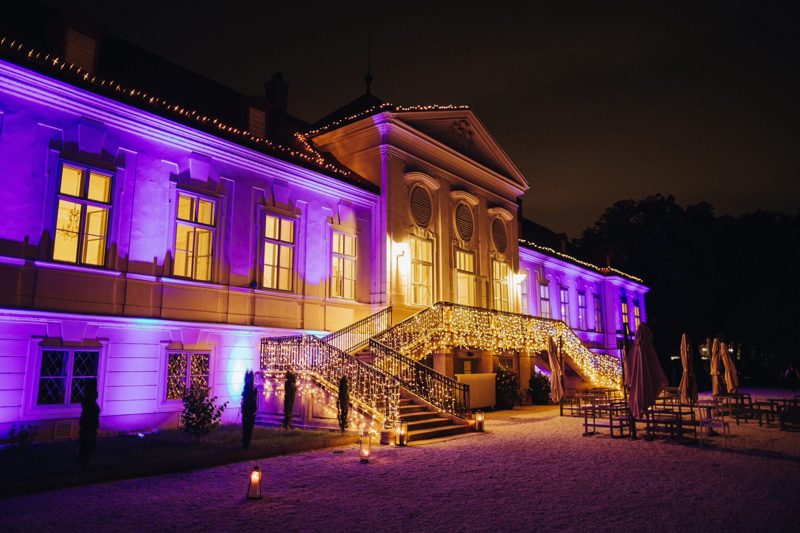 Europahaus Wien Schloss-Miller-Aichholz außen farbiges Licht