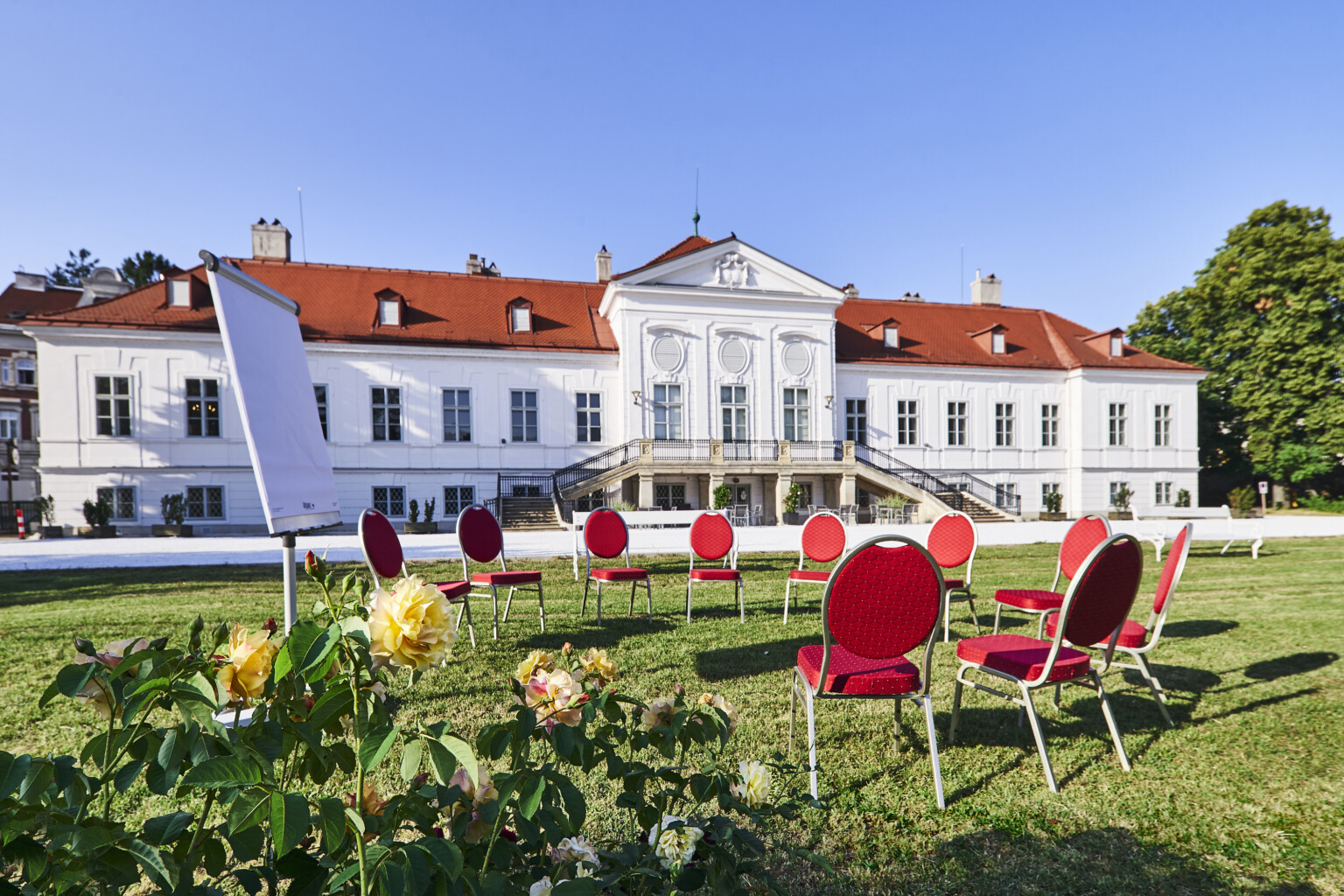 Seminare im Grünen vor dem Schloss-Miller-Aichholz Tagungs- und Veranstaltungszentrum | EUROPAHAUS Wien