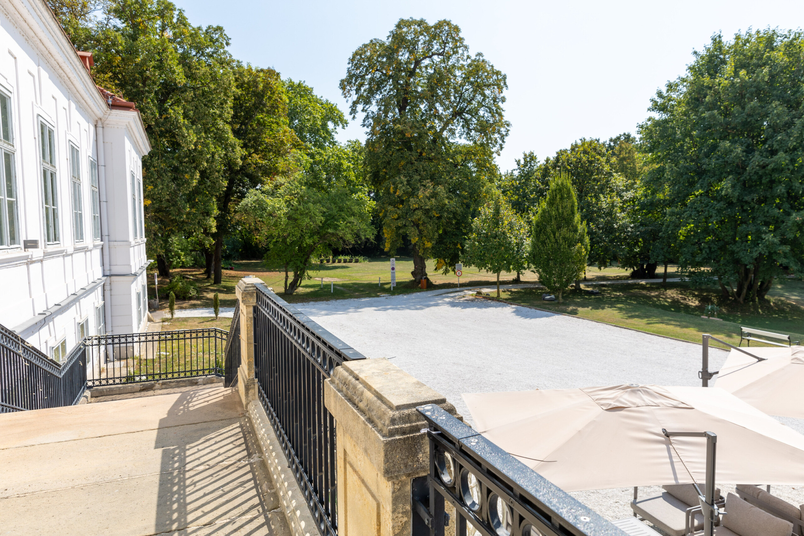 Europahaus Wien Schloss-Miller-Aichholz Festsaal Stiege Blick nach links