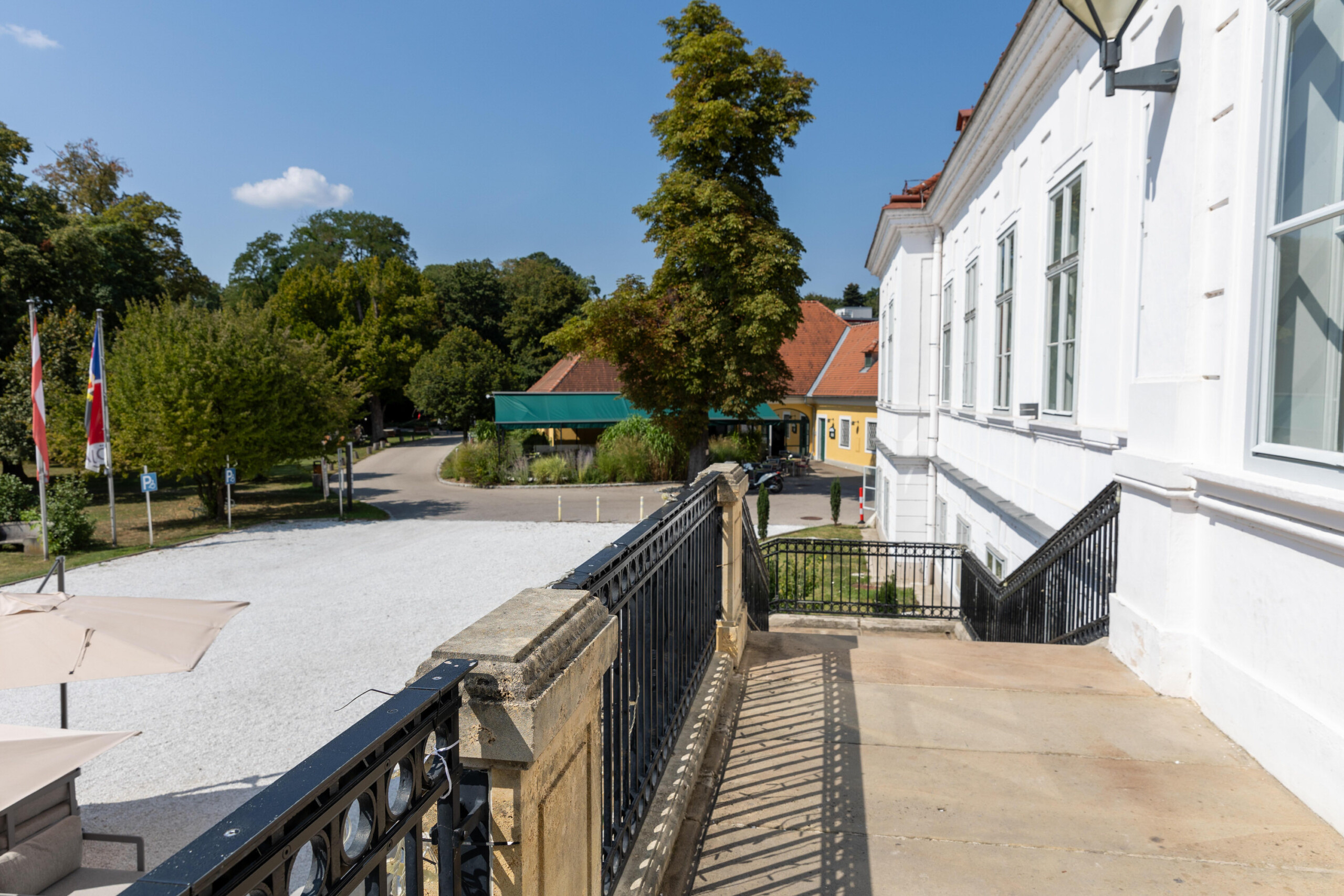 Europahaus Wien Schloss-Miller-Aichholz Festsaal Stiege Blick nach rechts