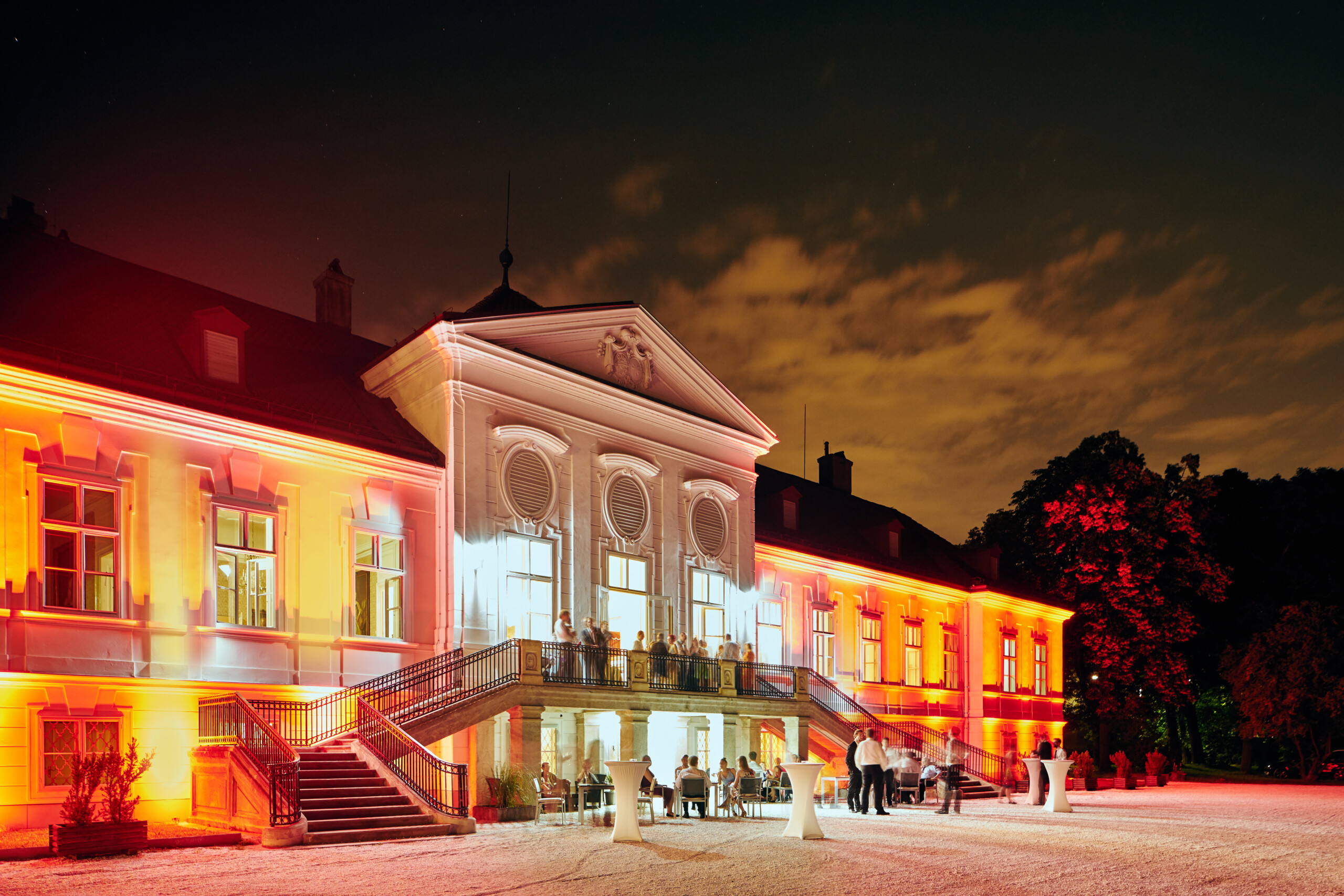 SCHLOSS Miller-Aichholz bei Nacht mit Beleuchtung