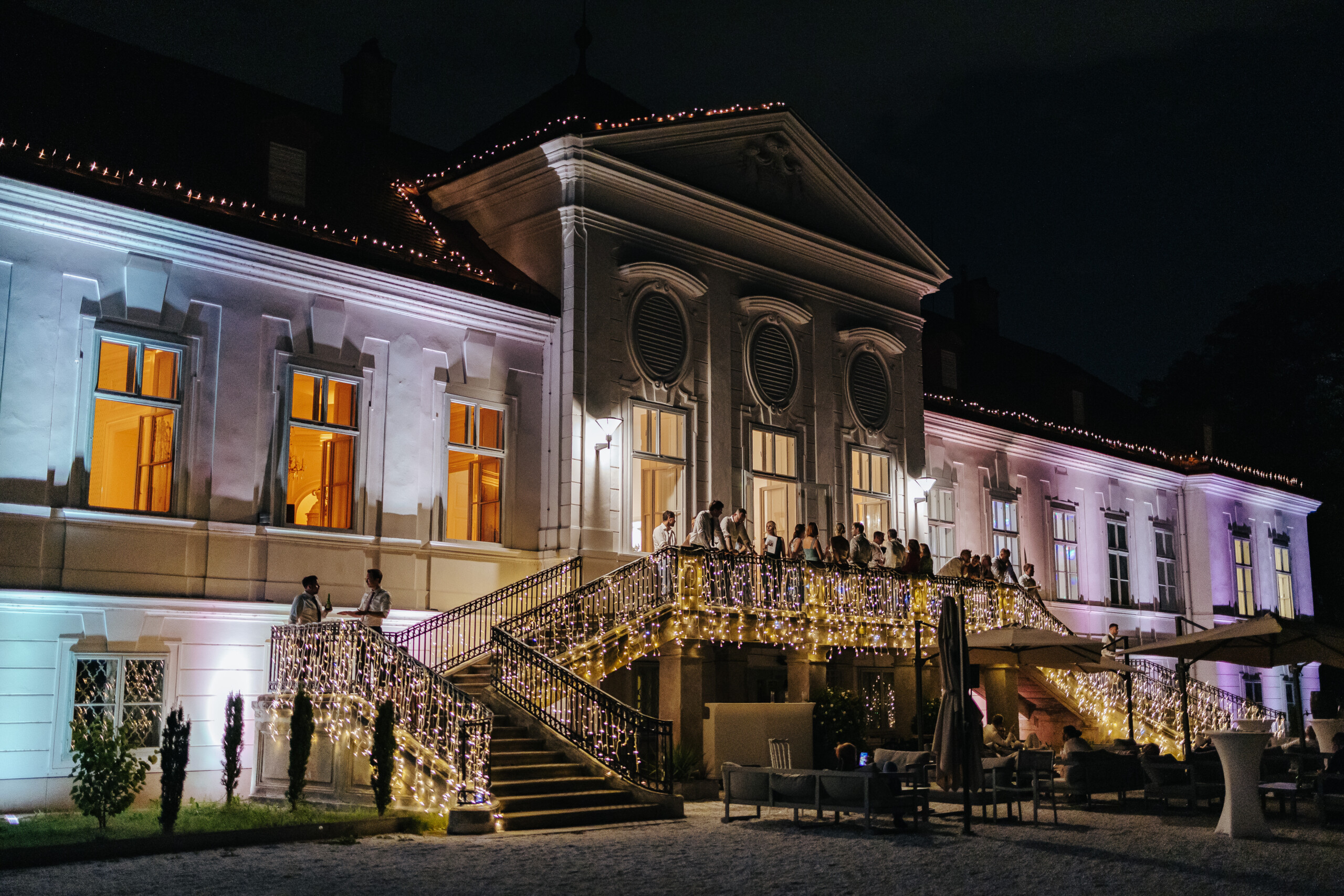 SCHLOSS Miller-Aichholz bei Nacht mit Beleuchtung