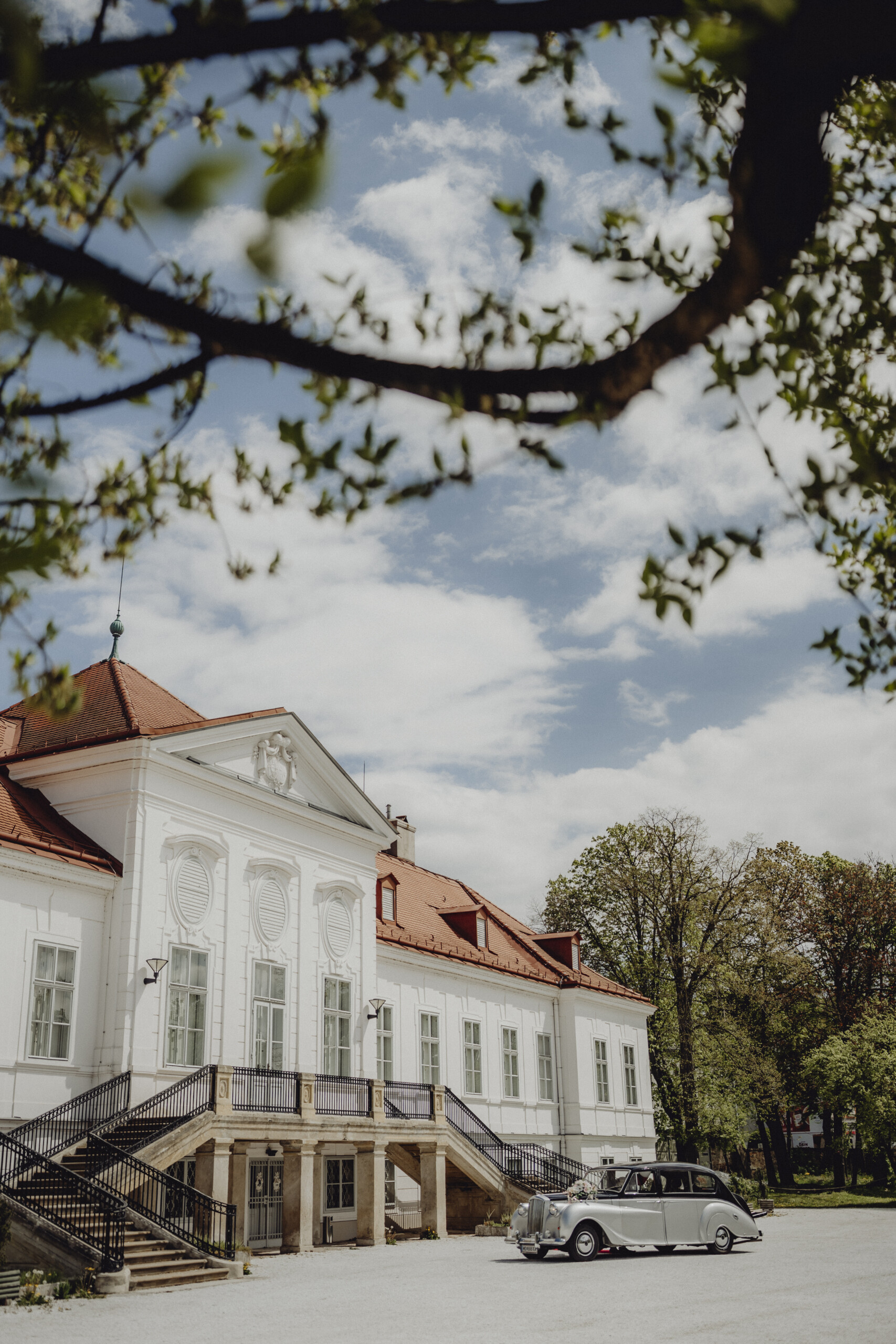 Hochzeit im Schloss Miller-Aichholz – Rolls-Royce vor dem Schloss – Europahaus Wien