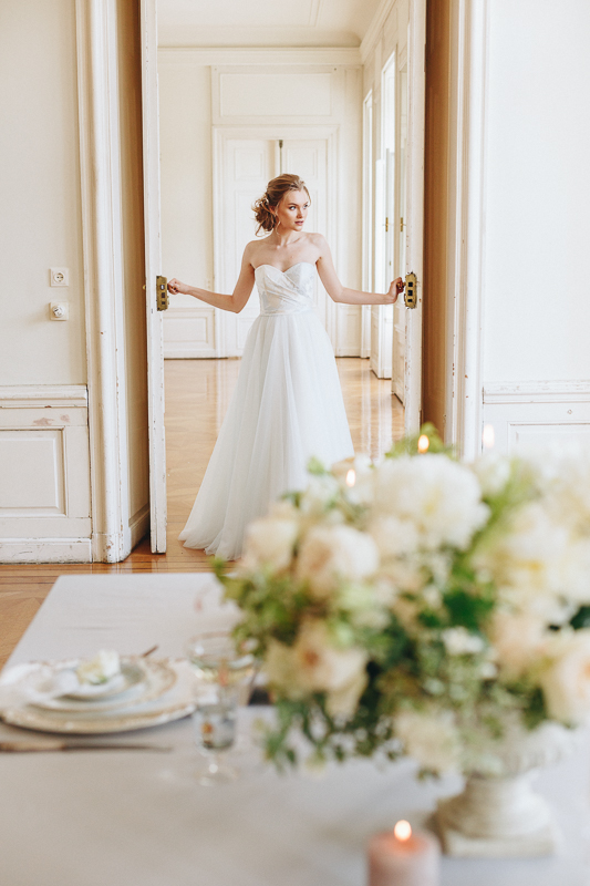 Hochzeit im Schloss Miller-Aichholz – Braut öffnet Türe – Europahaus Wien