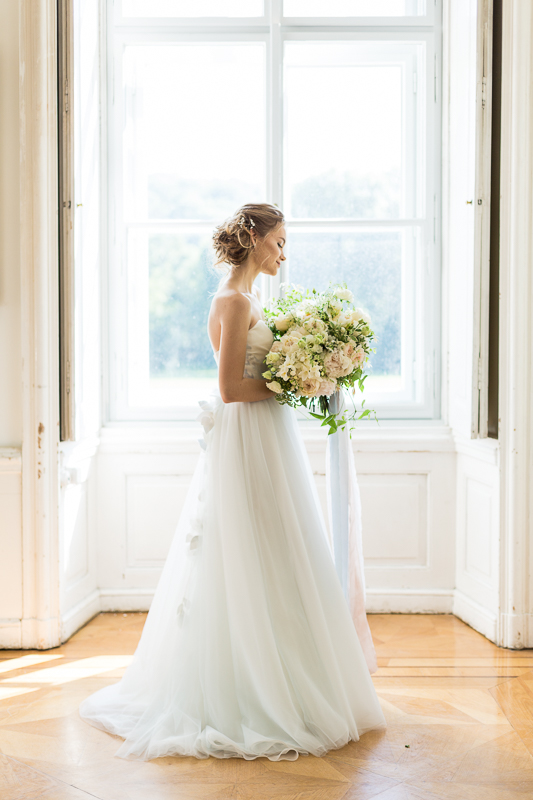 Hochzeit im Schloss Miller-Aichholz – Braut am Fenster – Europahaus Wien
