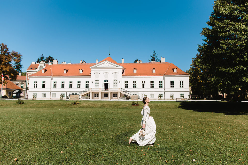 Hochzeit im Grünen vor dem Schloss Miller Aichholz Europahaus Wien