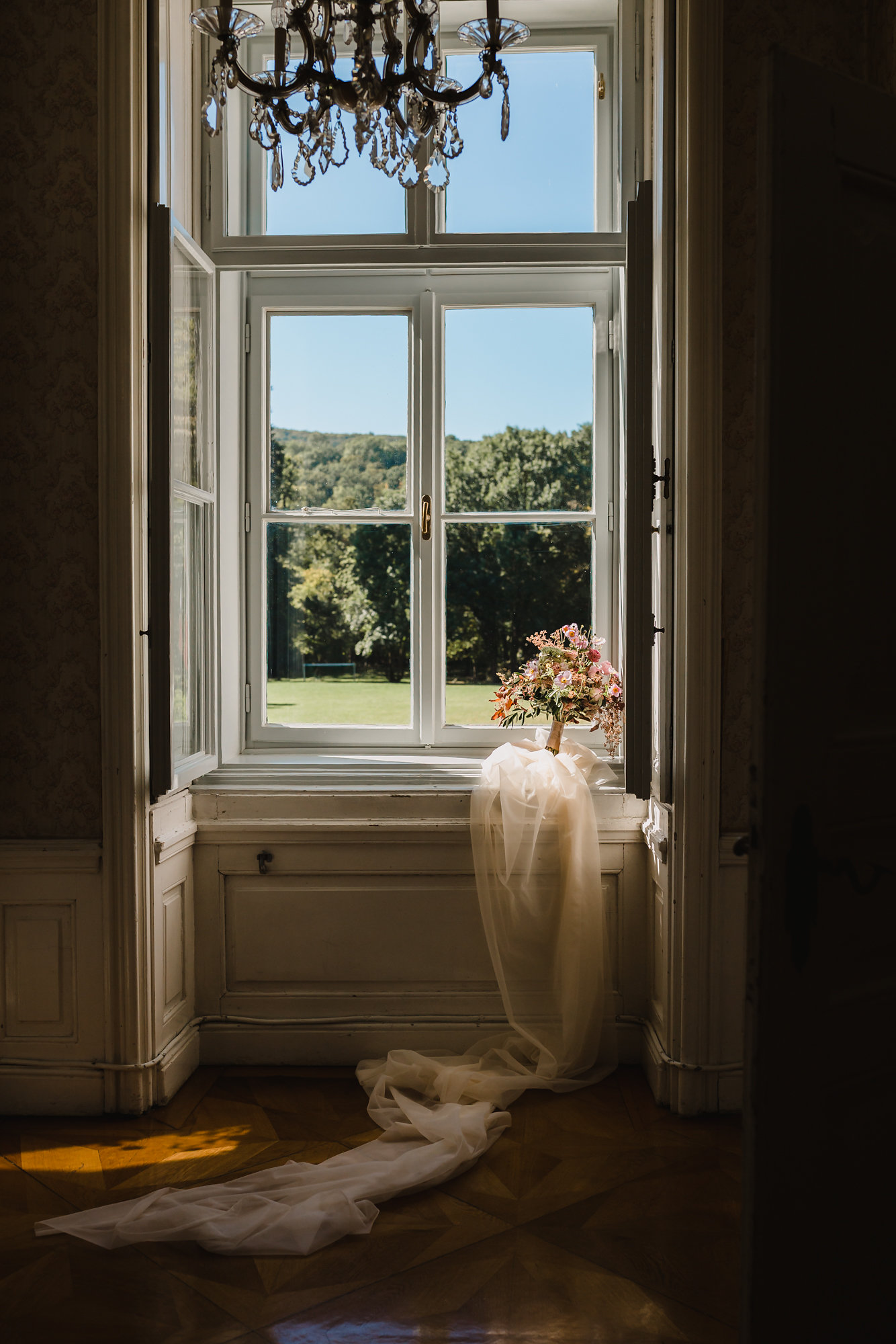 Hochzeit im Schloss Miller-Aichholz – Brautstrauß am Fenster – Europahaus Wien
