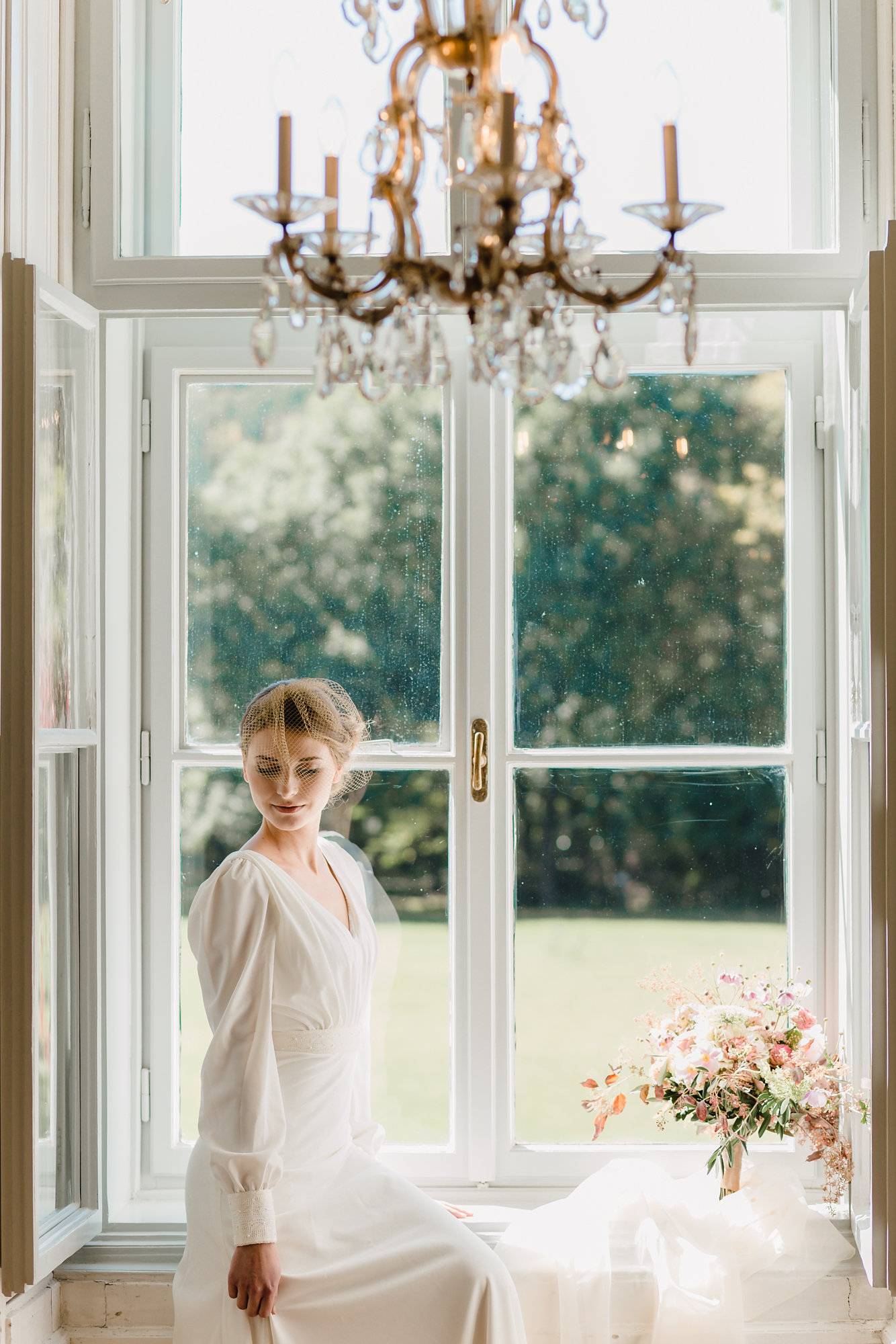 Hochzeit im Schloss Miller-Aichholz – Braut am Fenster – Europahaus Wien